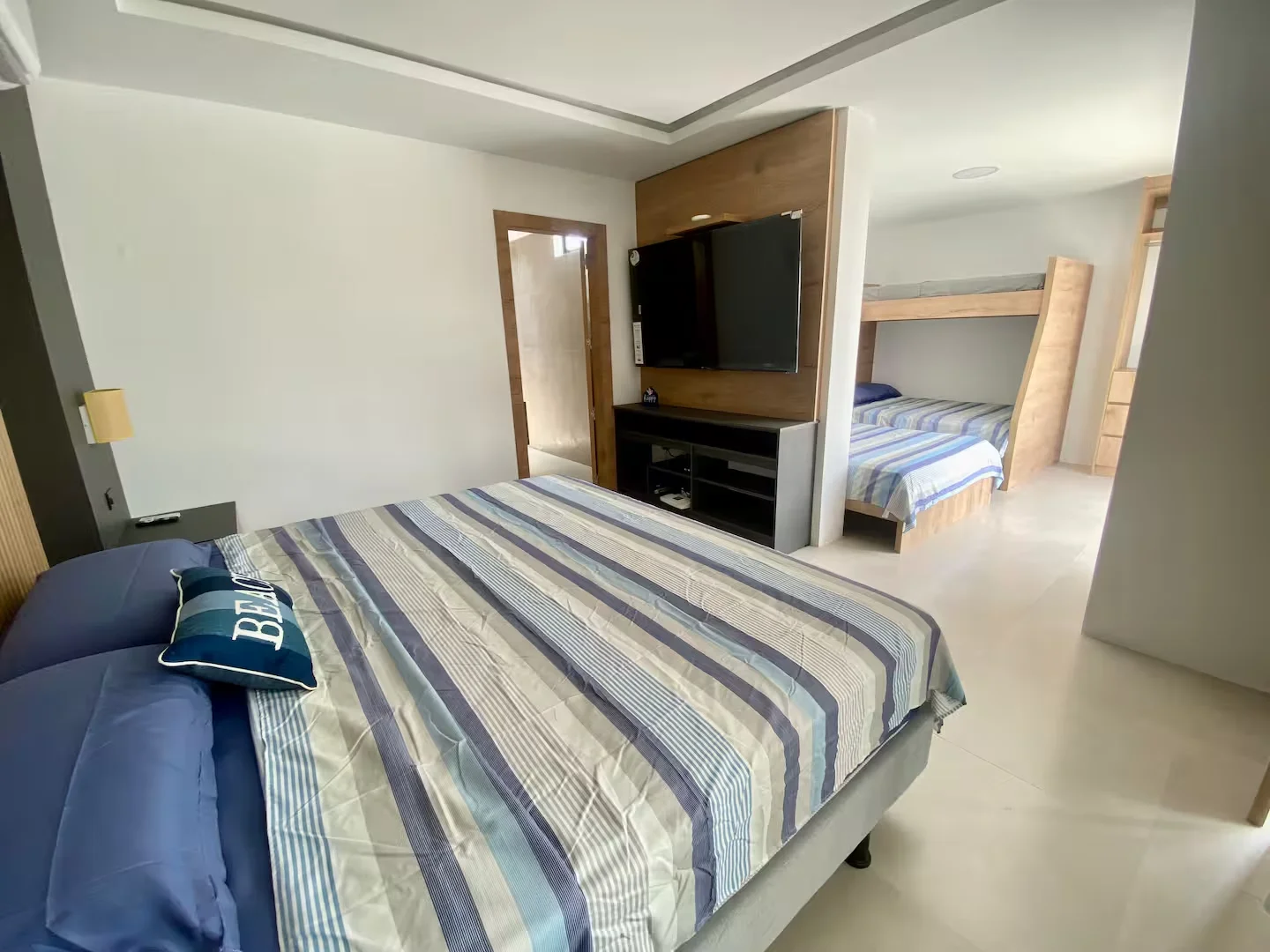 Home Arrecife — habitación 1 — 1 cama king, 2 camas dobles, 1 cama individual