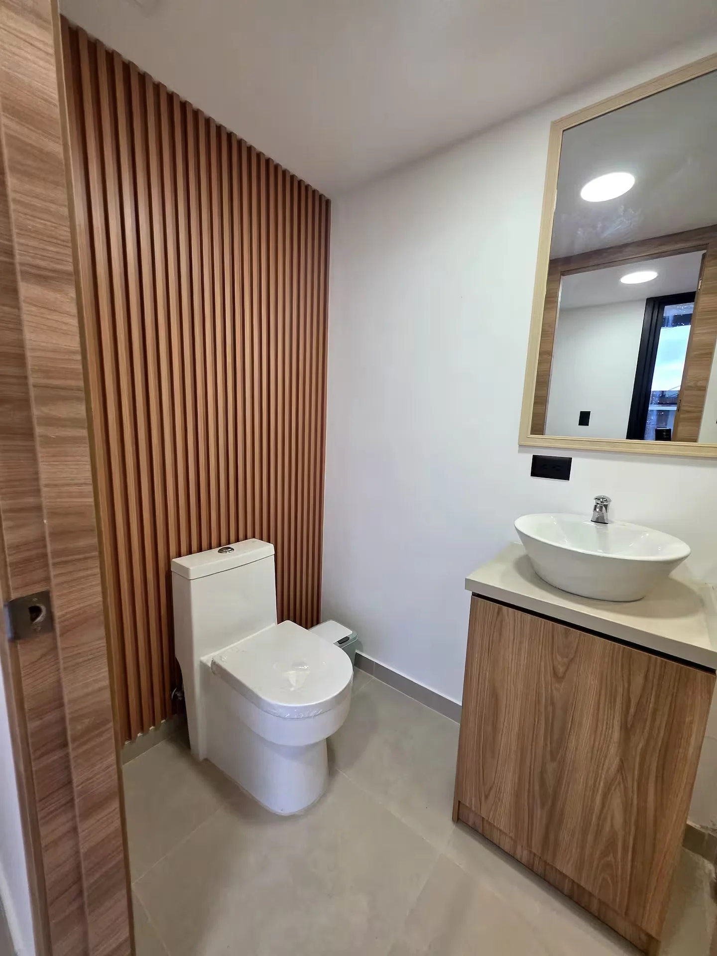 Container Stay 2 — baño
