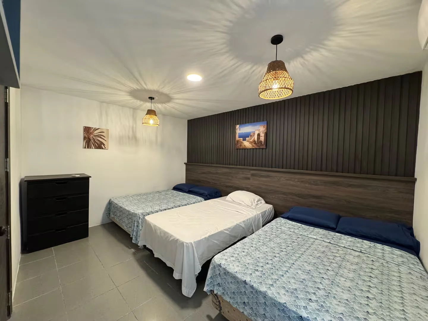 Home One — habitación 4 — 2 camas dobles, 1 cama individual