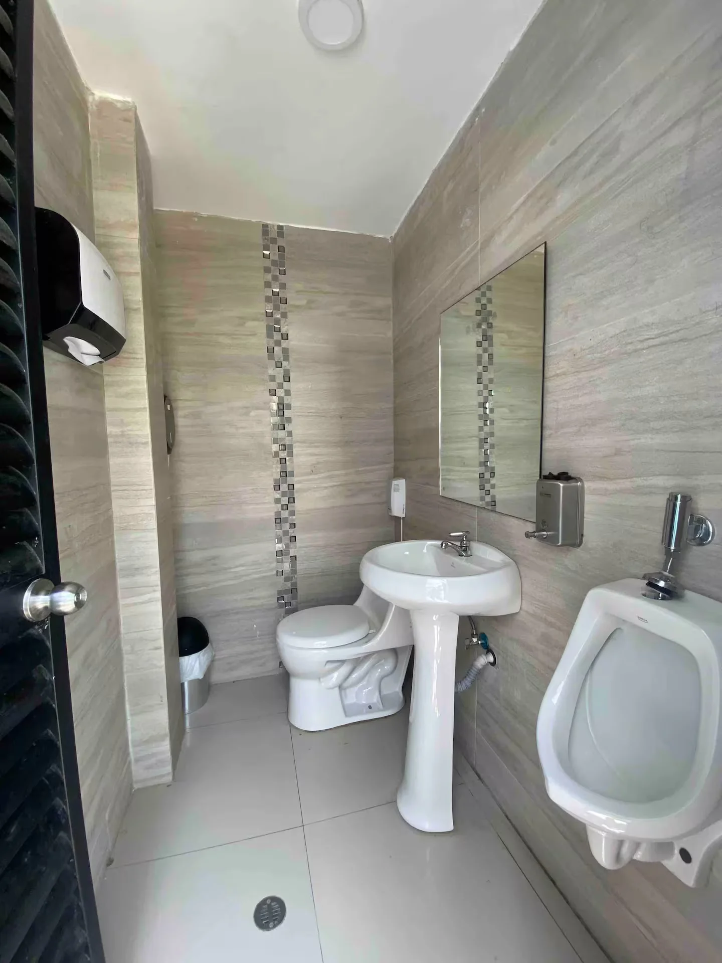 Home Two — baño social