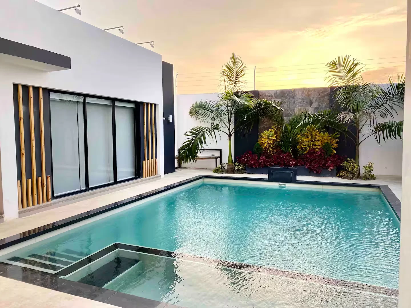 Home Two — exterior vista 2