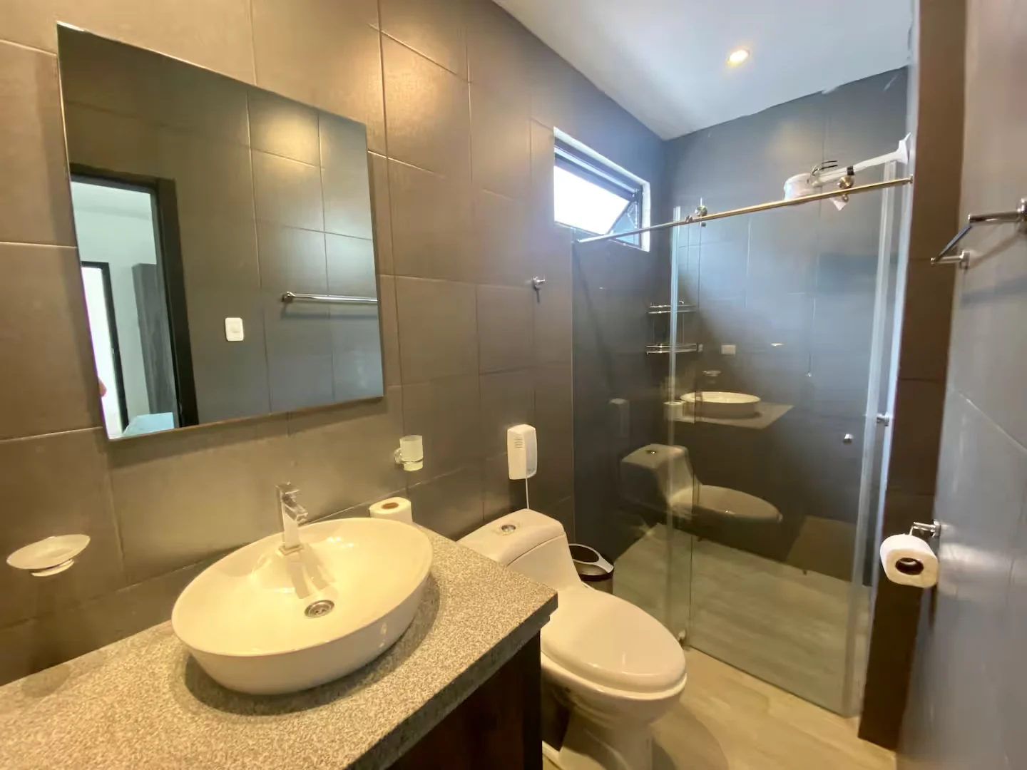 Home Two — habitación 3 — baño