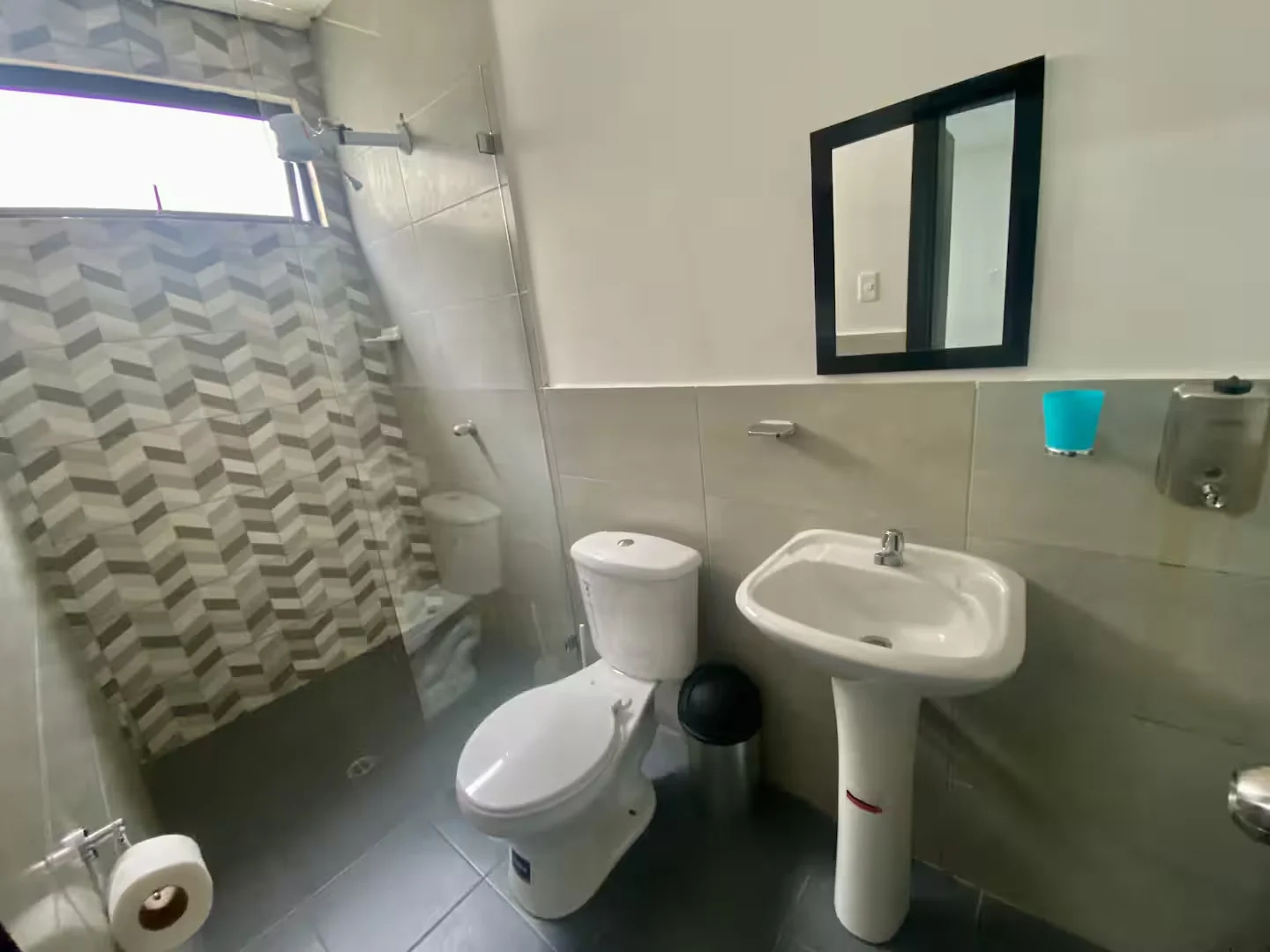 Home Two — habitación 4 — baño
