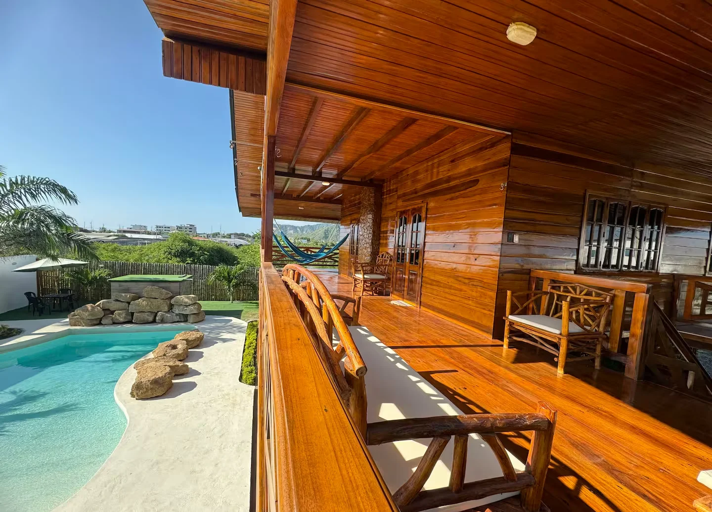 Rustic House — balcón