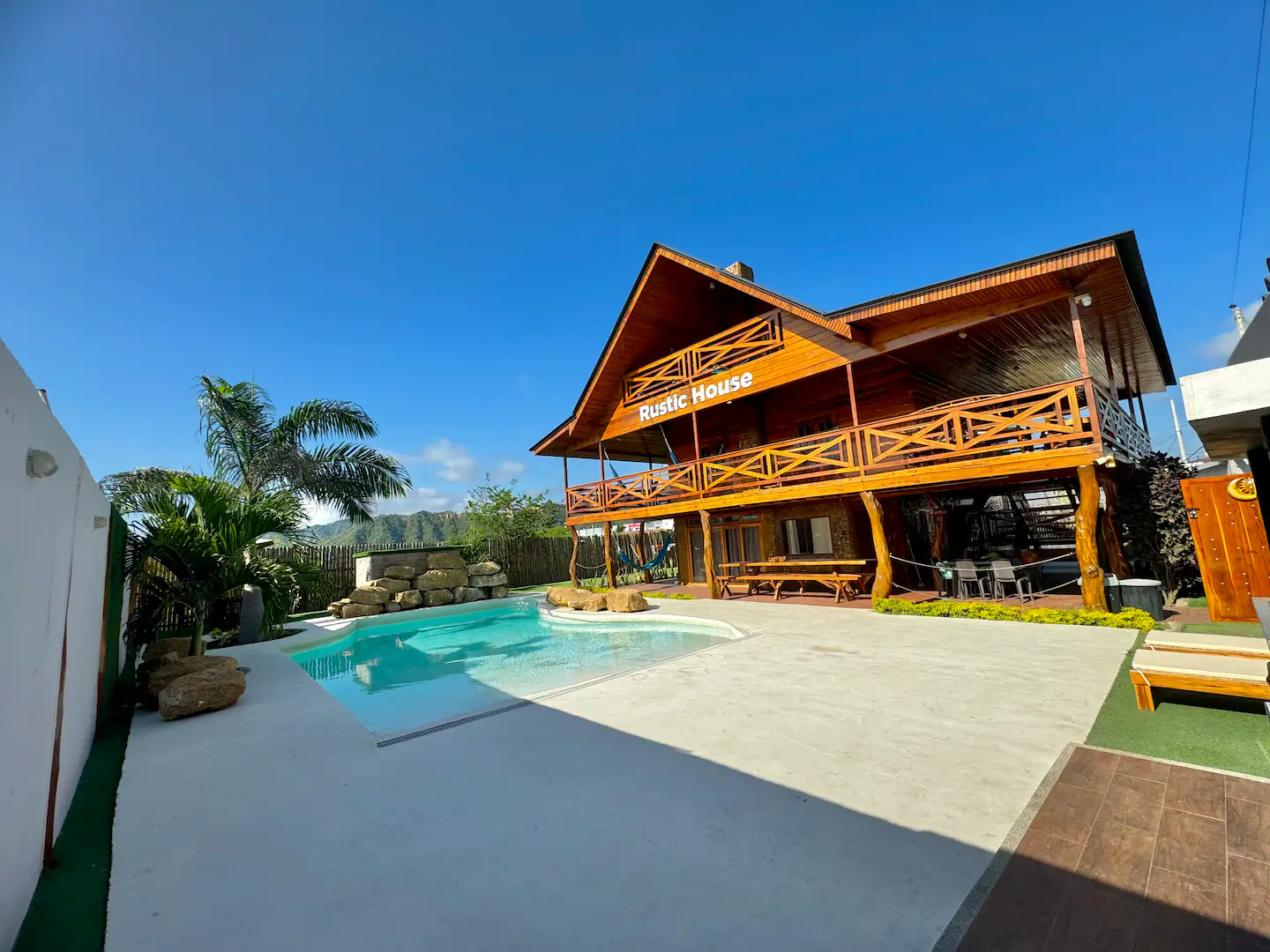 Rustic House — exterior vista 2