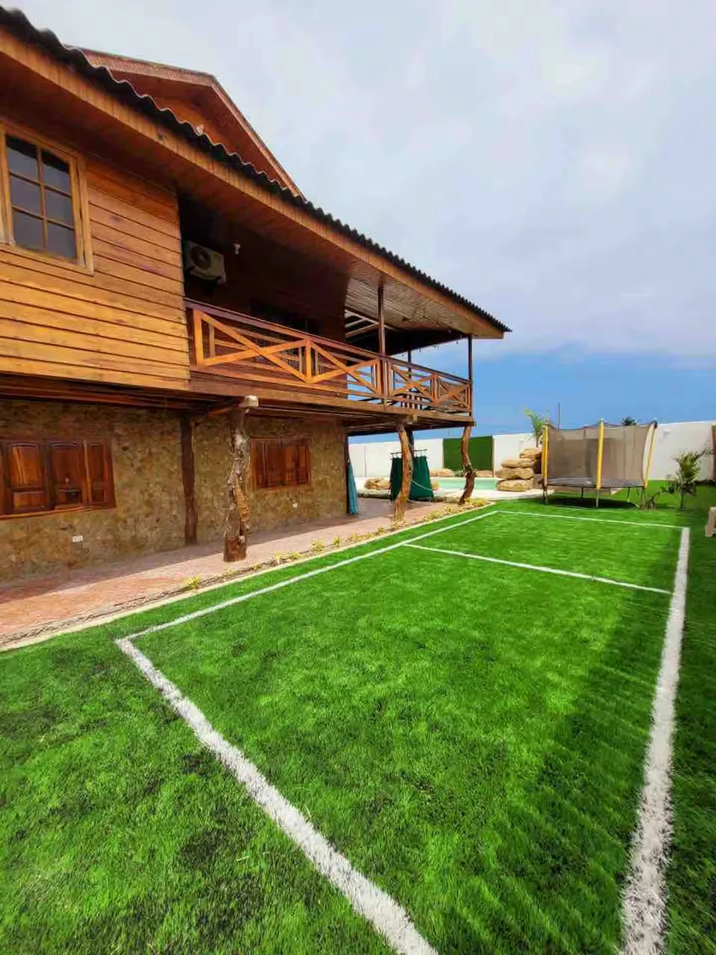 Rustic House — exterior vista 3