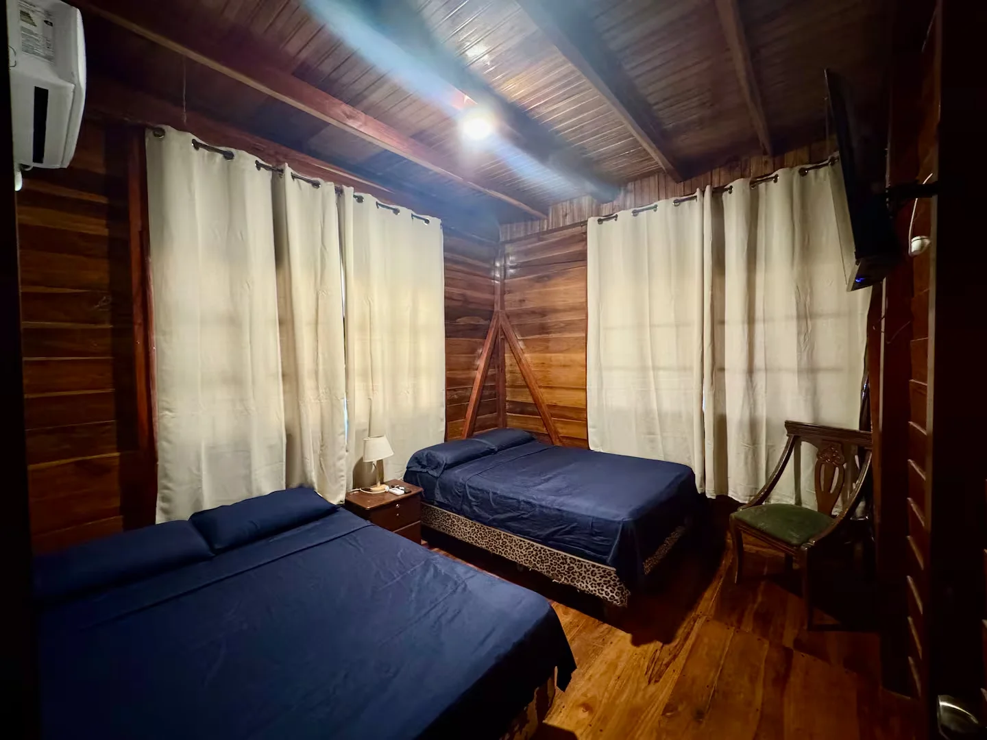 Rustic House — habitación 4 — 2 camas dobles, 1 cama individual