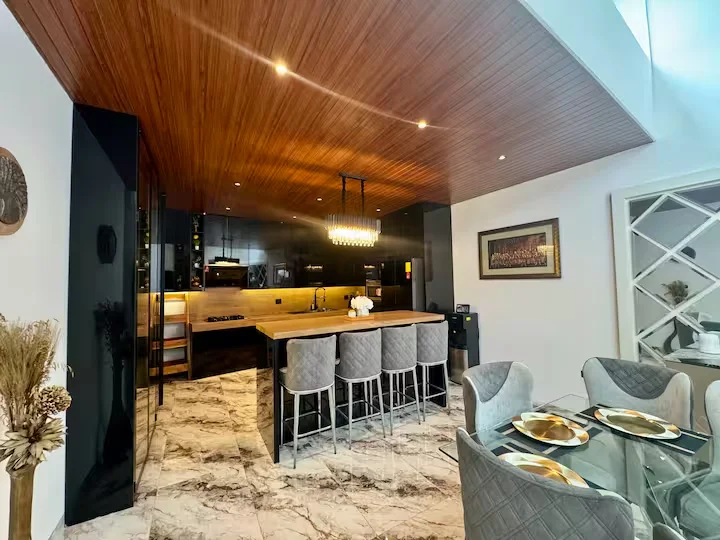 Villa Palmera — comedor y zona social