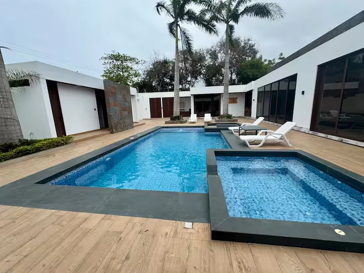 Villa Palmera — piscina y zona exterior
