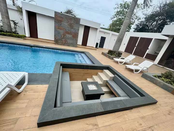 Villa Palmera — piscina rodeada de palmeras